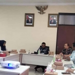 Aktivis Suara Perempuan Desa dan peserta Sekolah Srikandi Desa saat menggelar audiensi dengan Komisi C DPRD Kota Batu.