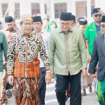 Menteri Desa PDTT Abdul Halim (baju batik) bersama Bupati Pamekasan Baddrut Tamam saat (dua dari kanan) saat menghadiri wisuda purna siswa TK, MI, MTs, MA, dan SMK An-Nur Al Muntahy.