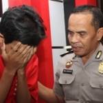 Kasubag Humas Polrestabes Surabaya Kompol Widjanarko mengitrogasi otak ranmor. Foto: rusmiyanto/BANGSAONLINE