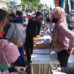 Para pencari rumah memadati kegiatan akad massal yang diadakan pengembang GKR. foto: SYUHUD/ BANGSAONLINE