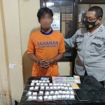 Tersangka bersama barang bukti saat diamankan petugas dari Unit Reskrim Polsek Ringinrejo, Kediri. Foto: Ist