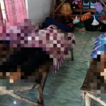 Ketiga jenazah korban tersengat aliran listrik saat dibaringkan di rumah duka. (foto: MUJI HARJITA/BANGSAONLINE)