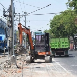 Pekerja memakai alat berat mulai membongkar pagar Pasar Larangan, Sidoarjo. Nantinya, lokasi ini bakal dibangun taman.