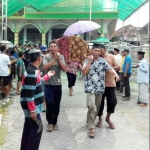 Dua jenazah suami istri usai disalatkan di musala dan diberangkatkan ke pemakaman.