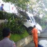 ?Posisi CRV yang nyungsep gara-gara salah injak pedal. Foto:rusmiyanto/BANGSAONLINE
