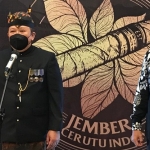 Bupati Jember Hendy Siswanto saat membuka Festival Jember Kota Cerutu Indonesia di Aula PB Soedirman Pemkab Jember, Jumat (26/11) malam.