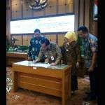 Bupati Sambari didampingi Wakil Ketua DPRD Nur Saidah dan pejabat Forkopimda saat teken berita acara penyerahan pengelolaan SLTA. foto: SYUHUD/ BANGSAONLINE