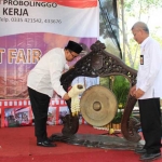 Wakil Bupati Timbul Prihandjoko saat membuka JMF dengan memukul gong.