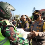 Kapolres Mojokerto AKBP Dony Alexander saat memberangkatkan para bhabinkamtibmas dan babinsa pengirim bansos di Mapolres Mojokerto, Kamis (3/6/2021). (foto: ist)