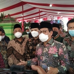 Bupati Gus Yani bersama Wagub Emil saat mendampingi Menteri Desa Abdul Halim memberikan keterangan pers. foto: SYUHUD/ BANGSAONLINE