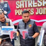 Kasatreskrim Polres Jombang, Dimas Robin Alexander, saat konferensi pers.