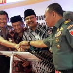 Wakil Gubernur Jawa Timur saat membuka sosialisasi Pemberian Makanan Tambahan dan Pencanangan Jawa Timur Eliminasi Kusta 2017 (JELITA) di Kabupaten Pamekasan.