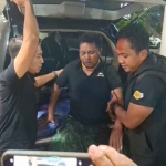 Petugas ketika membopong pelaku pembacokan ke RS Bhayangkara Polda Jatim.