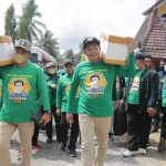 PEDULI: Ketua DPC PKB Sidoarjo Subandi (kanan) bersama pengurus dan Fraksi PKB DPRD Sidoarjo menyerahkan bantuan untuk korban erupsi Gunung Semeru di Lumajang, Minggu (12/12). foto: ist