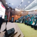 Gubernur Jawa Timur Khofifah Indar Parawansa saat presentasi di depan peserta International Conference on Da’wa & Communication (ICON-DAC) 2019 di Ruang Amphiteater Lt. 2 Gedung Twin Towers UINSA, Selasa (24/9). foto: istimewa/ bangsaonline.com