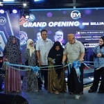 Owner BM Billiards & Cafe, H. Mohammad Rofiki bersama keluarga saat pemotongan pita peresmian