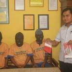Ketiga pelaku pengedar pil koplo ketika didampingi petugas di Mapolres Tuban. foto: SUWANDI/ BANGSAONLINE