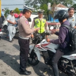 Petugas dari Satlantas Polres Ngawi saat mendisiplinkan pengguna jalan.