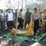 Aparat menutupi jenazah Saliyem, yang tewas terpanggang di kebun sendiri. Foto: zainal abidin/BANGSAONLINE