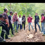 Asper BKPH Kediri Azis (nomor 2 dari kanan) saat mengecek lokasi rencana reboisasi bersama Tim dari PWI Kediri dan relawan, serta perwakilan dari Dinas Kehutanan Provinsi Jawa Timur di Gunung Klotok. foto: MUJI HARJITA/ BANGSAONLINE