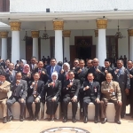 Gubernur Khofifah dalam sesi foto bersama dengan peserta Latpimnas II Angkatan 2 Tahun 2020 di halaman depan Gedung Negara Grahadi. foto: DIDI ROSADI/ BANGSAONLINE