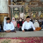 
KH.Fahmi Amrulloh di damping Ra Maky dan Ra Hasyim saat ziarah di Makam Syaikhona Kholil