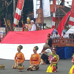 Peringatan HUT ke-733 Kabupaten Mojokerto kental dengan nuansa sejarah. Tamu undangan disuguhkan pertunjukan musik keroncong kolosal, Tari Banjaran Majapahit, hingga replika kapal kuno yang menghiasi area acara.