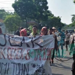 Aktivis lingkungan saat long march foto: GUNAWAN WIHANDONO/ BANGSAONLINE