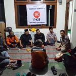 Ketua DPW PKS Jatim, Bagus Prasetia Lelana, mengunjungi Posko Peduli Al Khoziny yang didirikan PKS di sekitar Ponpes Al Khoziny, Buduran, Sidoarjo. Foto: PKS Jatim for Bangsa.