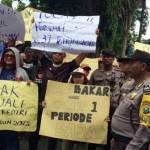 Para pedagang kaki lima Kota Kediri saat menggelar aksi di depan Balai Kota, kemarin (11/1). Foto : arif kurniawan/ BANGSAONLINE