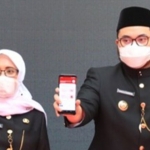 Bupati Kediri Hanindhito Himawan Pramana (kanan) bersama Wakil Bupati Kediri Dewi Mariya Ulfa saat meluncurkan Aplikasi Halo MasBup di Pendopo Agung Panjalu Jayati. (foto: ist)