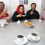Puti saat menyeruput Kopi Bolorejo khas Tulungagung.