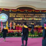 Rapat Senat STIE Widya Gama Lumajang diikuti 400 Wisudawan.