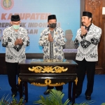 Adi Suwito (kiri) setelah terpilih, foto bersama Bupati Lamongan Fadeli. (foto: ist)