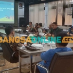 Komisi III DPRD Gresik saat hearing dengan dinas pekerjaan umum dan tata ruang. Foto: SYUHUD/BANGSAONLINE