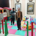 RAMAH ANAK: Fasilitas area bermain anak sebagai perwujudan program Pengarusutamaan Gender (PUG) di Kantor KPP Madya Sidoarjo, Kamis (2/8). Foto: MUSTAIN/BANGSAONLINE