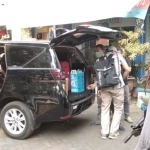 KPK selesai menggeledah Dinas Kesehatan Kabupaten Malang. Tampak KPK mengamankan sejumlah berkas yang dimasukkan dalam koper.