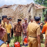 Salah satu rumah warga yang rusak akibat terjangan puting beliung