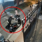Kawanan pencuri saat terekam CCTV usai menyatroni rumah personel Polres Tuban.