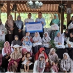 Branch Manager BRI Tuban saat kegiatan penyaluran 1.500 paket sembako untuk warga Singgahan