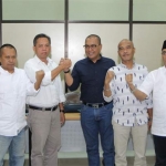 Ainur Rohim (3 dari kiri) berjabat tangan dengan Akhmad Munir beserta pengurus PWI lainnya. 