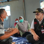 Bupati Kediri Hanindhito Himawan Pramana (kanan) yang hadir langsung dalam simulasi saat berbincang dengan salah seorang pengungsi. (foto: ist)