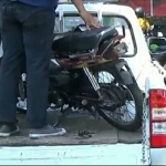 Salah satu motor yang ditabrak mobil patroli milik polisi dievakuasi.