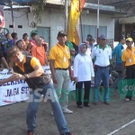 Gus Syaf melemparkan bola voli simbolis tanda dimulainya turnamen bola voli di Desa Rejoagung, Kecamatan Ploso, Jombang. foto: ROMZA/ BANGSAONLINE
