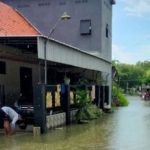 Suasana banjir rob di Pulau Mengare, Bungah, Gresik. Foto: SYUHUD/BANGSAONLINE
