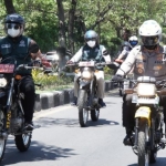 Forkopimda Sidoarjo turun mengendarai motor untuk memantau pelaksanaan vaksinasi masyarakat dan pelajar yang jauh dari perkotaan. Yaitu di Kecamatan Sedati, Sidoarjo, Sabtu (18/9/2021). foto: ist.
