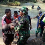 Tim SAR dibantu masyarakat saat mengevakuasi korban. foto: AHMAD/ BANGSAONLINE