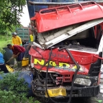 Kondisi truk nopol S 8869 UH yang rusak parah di bagian depan. (foto: AAN AMRULLOH/ BANGSAONLINE)