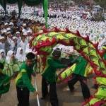 Ribuan santri padati lapangan apel di Ponpes Sunan Drajat Paciran dalam rangka peringati HSN dan Resolusi Jihad NU. foto: haris/BANGSAONLINE