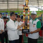 JUARA PORKAB: Bupati Sidoarjo didampingi Ketua KONI dan anggota DPR Arzety Bilbina menyerahkan piala saat Penutupan Porkab Sidoarjo 2016, di GOR Gelora Delta, Sabtu (17/12). foto: mustain/ bangsaonline